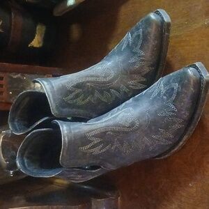 Womens Ariat Distressed Dixon  Booties size 8